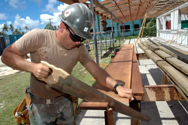 ebeniste-MONTFORT SUR ARGENS-min_worker_construction_building_carpenter_male_job_build_helmet-893290